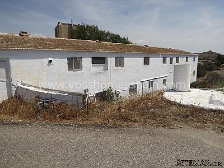 Warehouse of 500m2, divided in two levels, also with a plot..