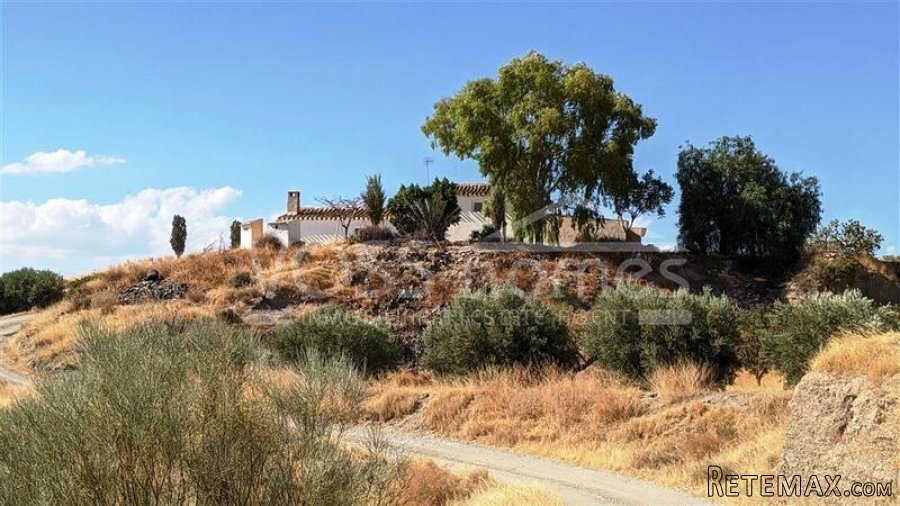 NEW LISTING - Amazing country property of 200 m² built on a..