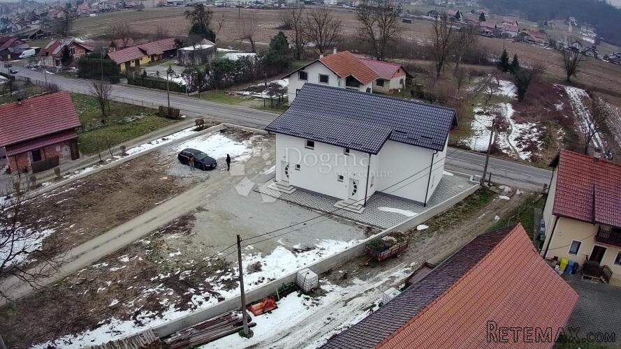U popunosti renoviran stan sa okućnicom u Zlataru površine 9