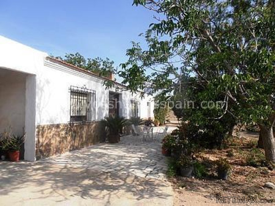 This is a lovely, old cortijo with many outbuildings..