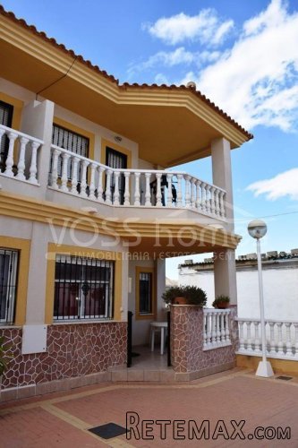 Modern 2 bed, 2 bath, 2 storey Duplex (town house) with..