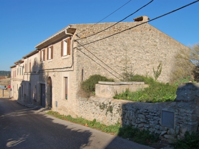 Old Townhouse With Patio To Reform In..