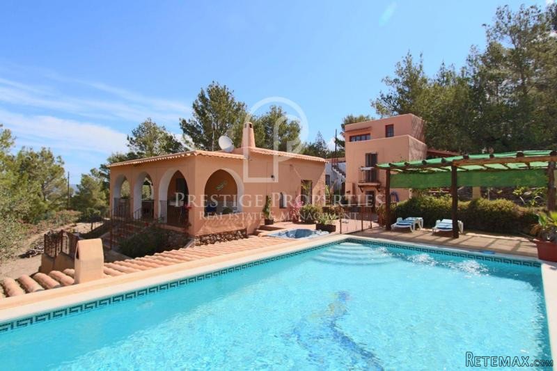 House with swimming-pool in the center..