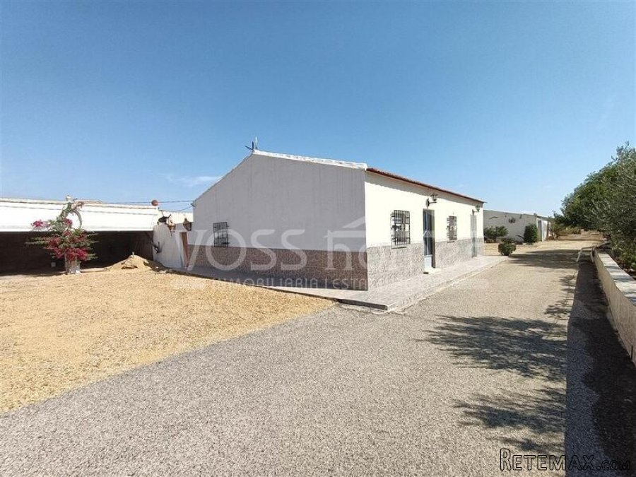 NEW LISTING - A 3 bed, 1 bath country property of 100m2..