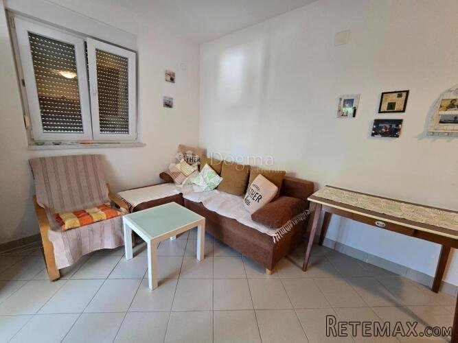 Dodir mora i tišine – šarmantni apartman u srcu Tkona