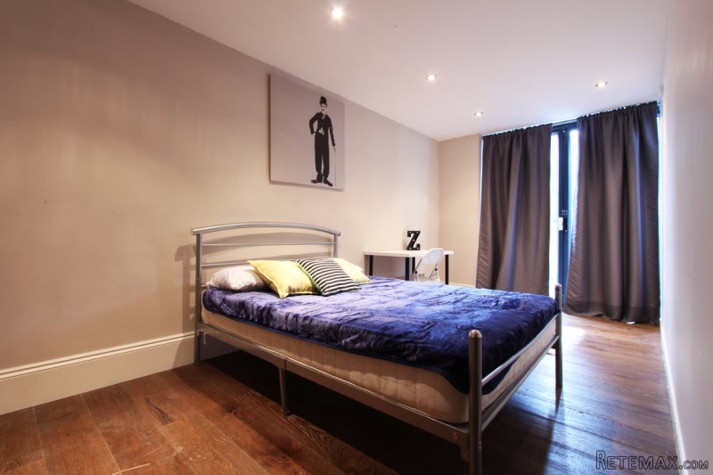 Single with double bed near Ealing..