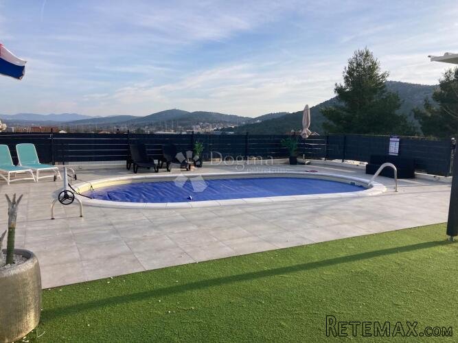 Građevinska parcela s bazenom i projektom - Šibenik, Bilice