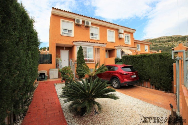LOVELY CORNER TOWN HOUSE IN A QUIET AREA!!! The.. - 3