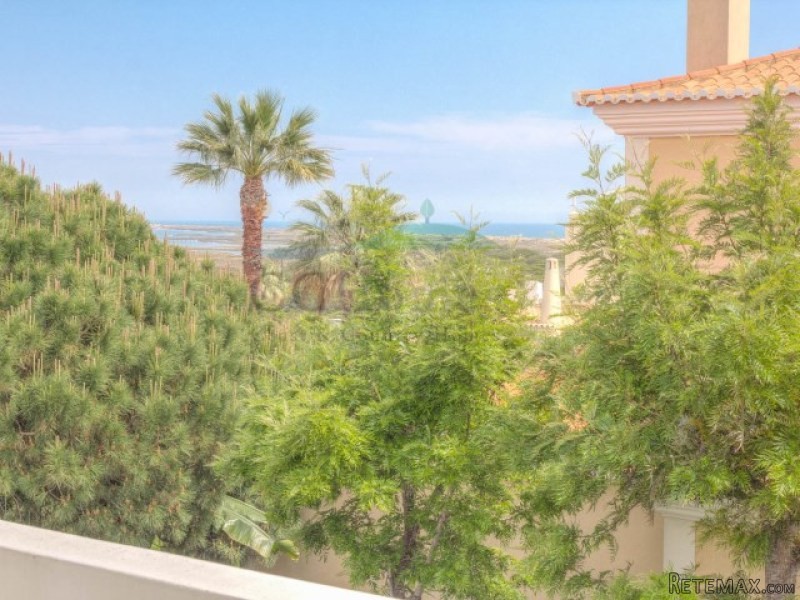 Two bedroom Penthouse Apartment close..