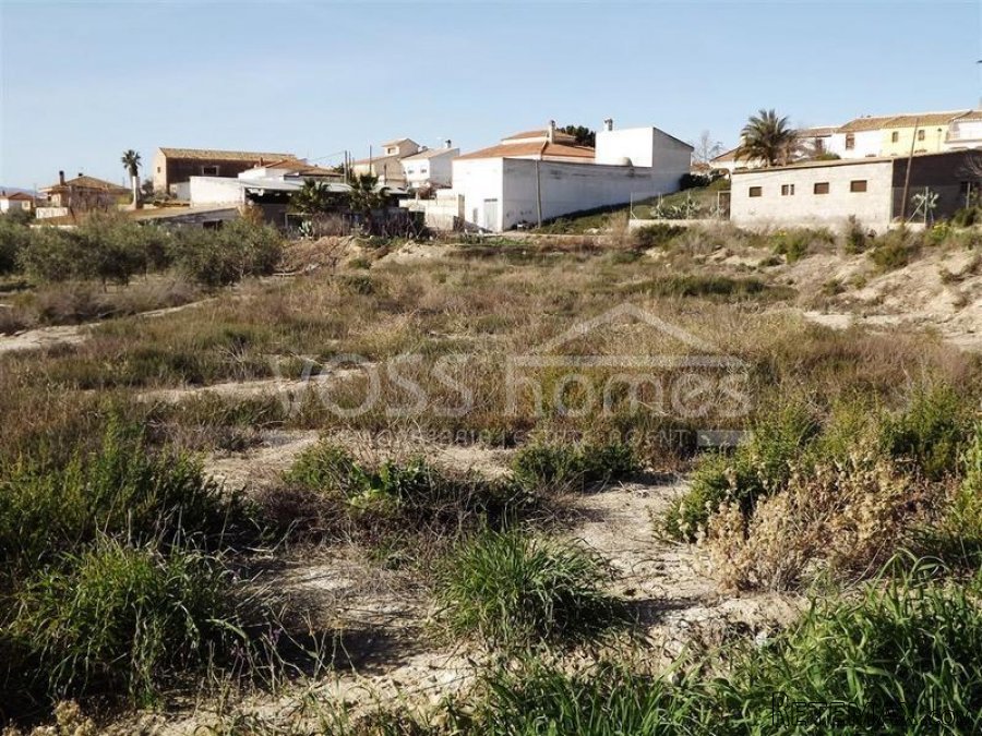 A flat urban plot of approx 780m2 located in a little..