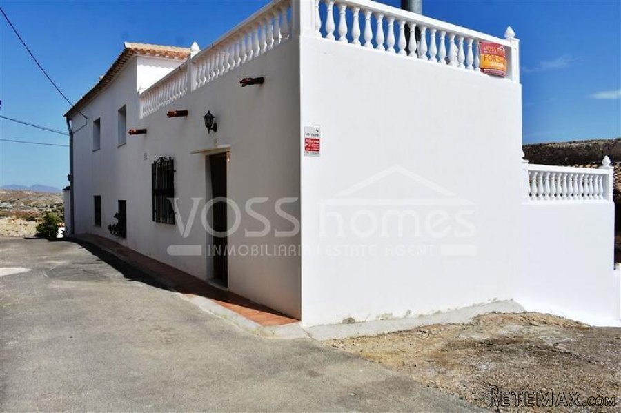 Large 200m2, semi detached, Two storey, 6 bedrooms and 2..