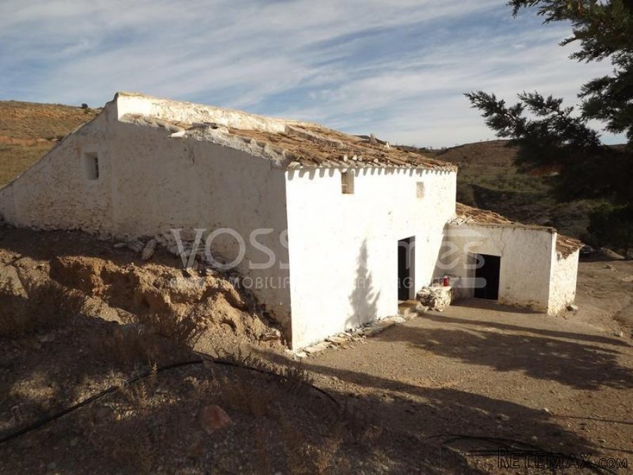 Large approx 150m2 country house to renovate on rustic land..