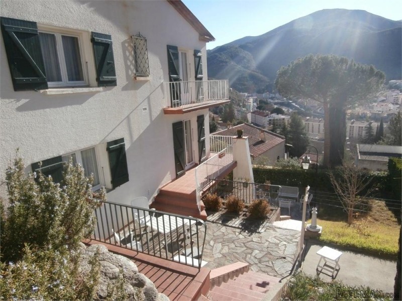 Impeccable 5 Bed Semi-Detached Villa..