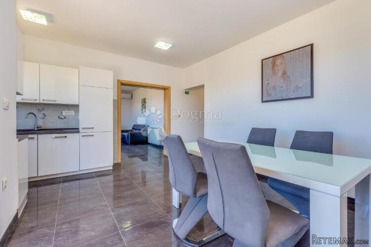 Predivan apartman u prizemlju sa pogledom na more