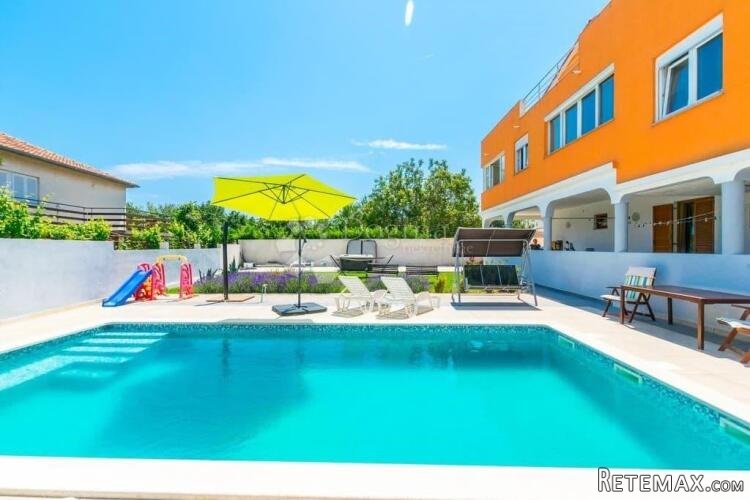 Prodaje se ekskluzivna apartmanska kuća u Medulinu – 900 m o