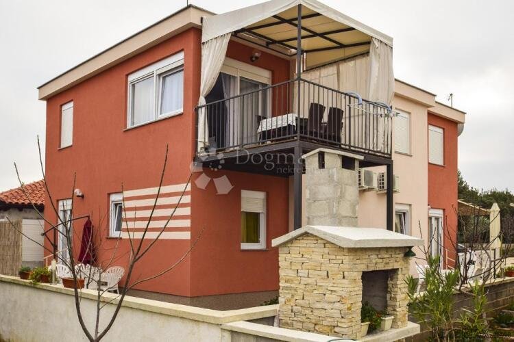 Prekrasna kuća sa 4 apartmana u blizini mora