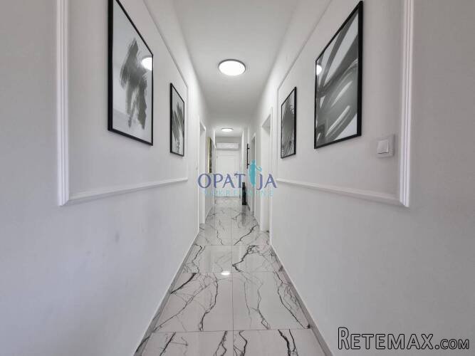 Opatija - Luksuzan 2 sobni stan sa bazenom i 2 parkirna..