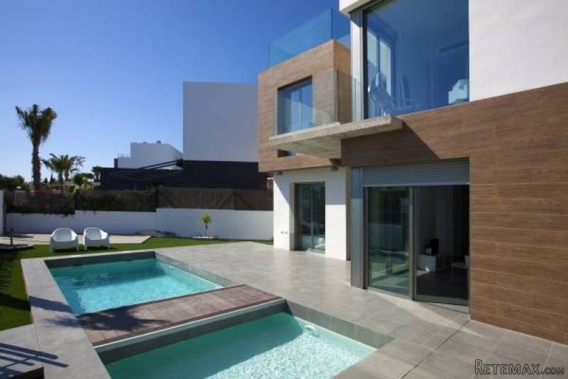 4 Bedroom 3 Bathroom Villa In..