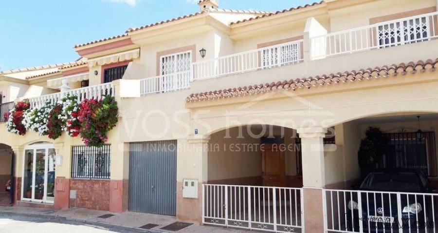 A ready to move into, large terrace house in Huercal-Overa..