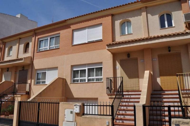 Fantastic townhouse in thriving town..