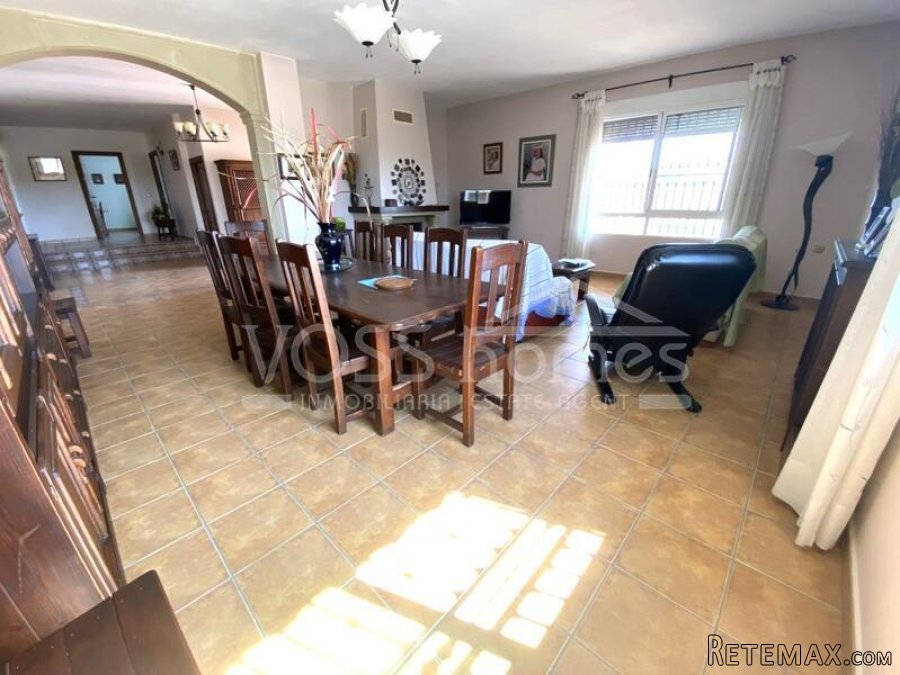 A beautifully large and spacious, light and airey quality.. - 9