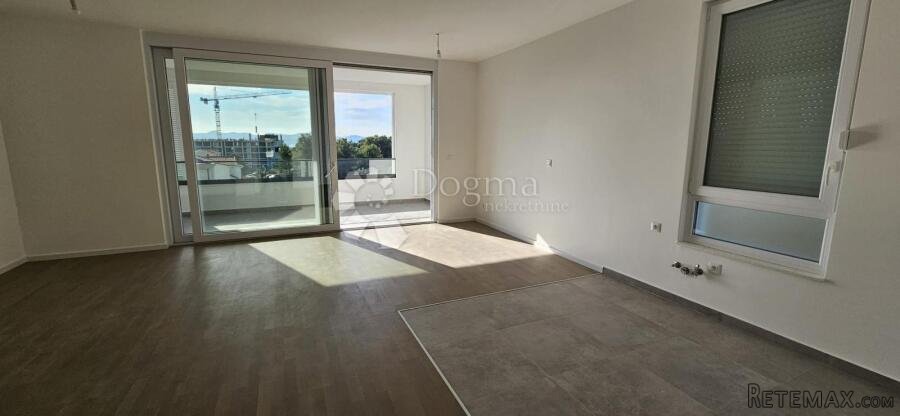 Trosobni stan, penthouse, novogradnja, useljivo!