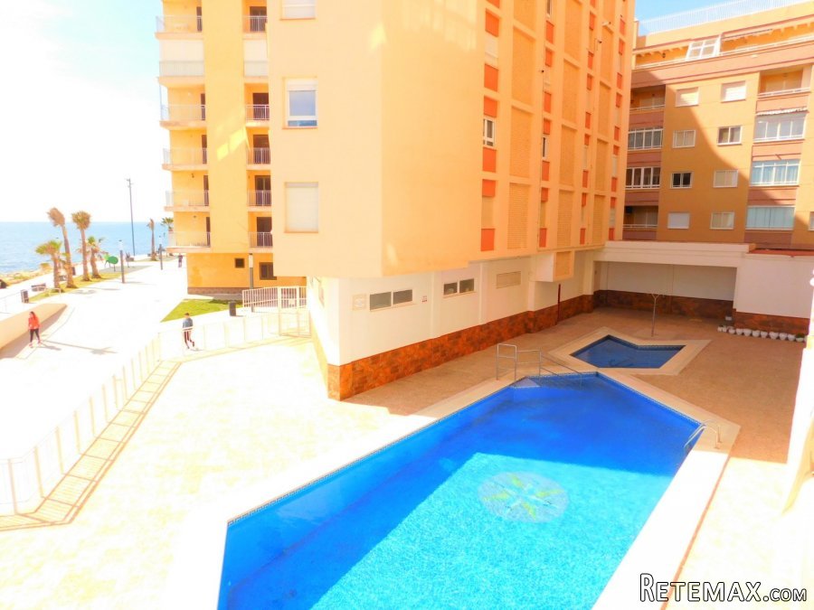 Amplio apartamento en primera línea de mar. Consta de 3.. - 2