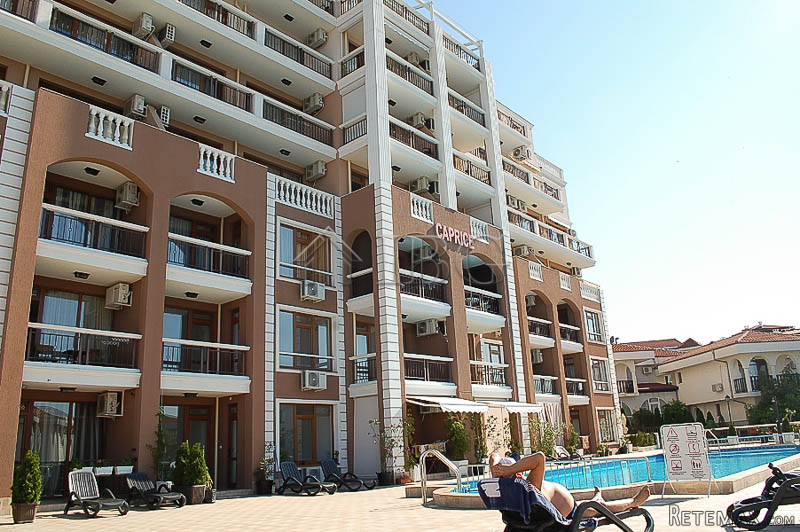 Sea and Pool View 1-bedroom apartment..