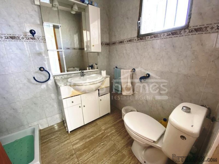 A large, two storey 4 bed, 2 bath renovated edge of town.. - 7