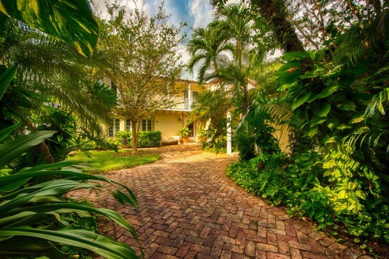 7 bedroom House For Sale: 4880 Pinetree.. - 2
