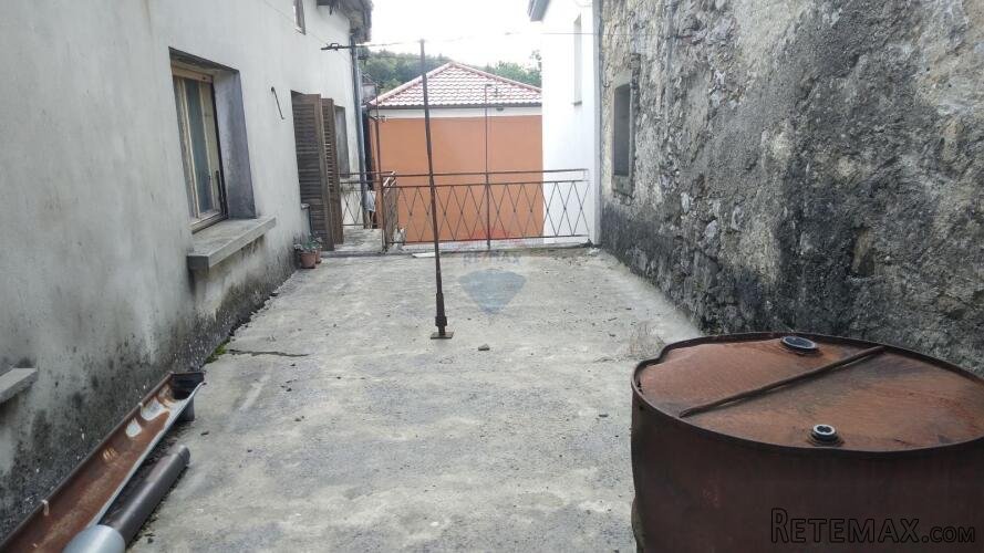 Klana, centar, starina - useljiva, ali za kompletnu adaptaci - 2