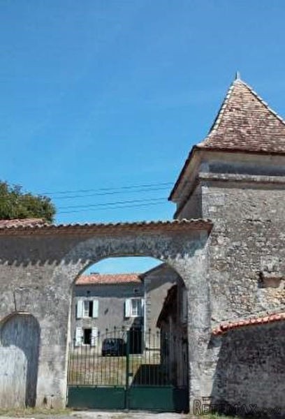 4 Bedroom Farmhouse With Many..