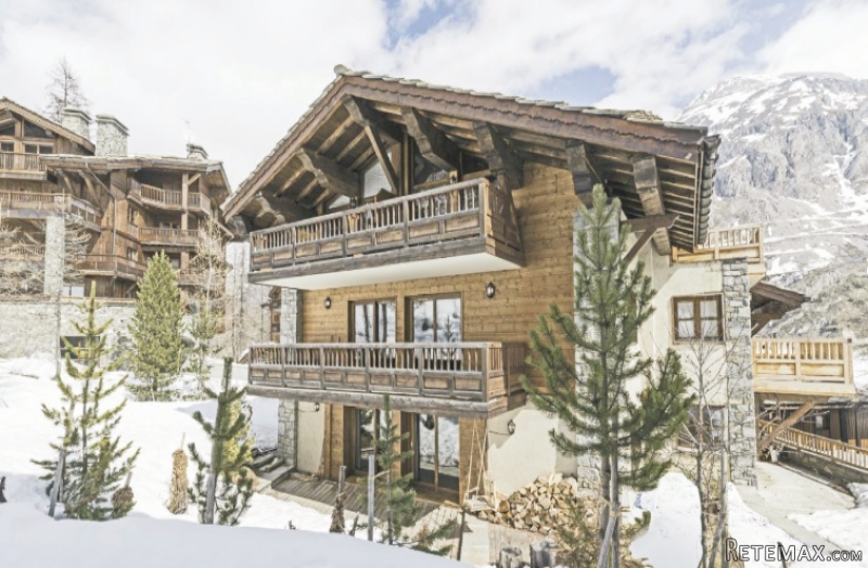 A 4 bedroom ski in and out duplex..