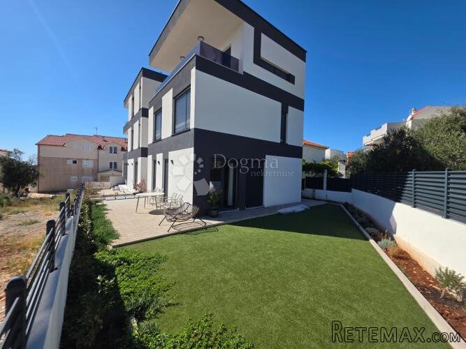 ROGOZNICA-PREDIVAN STAN 80M OD MORA