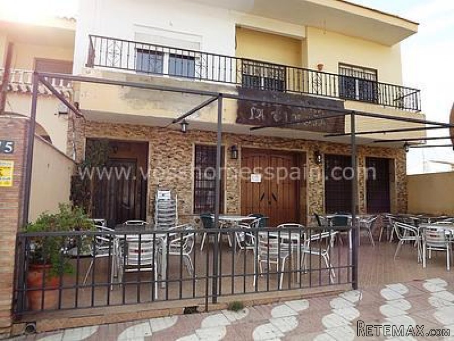 First floor apartment of 125m2 and restaurant of 179m2 for..