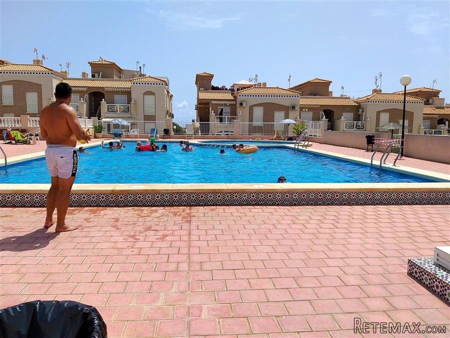 Este hermoso bungalow de esquina, junto a la piscina, se.. - 2