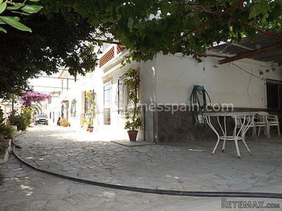 Large, habitable semi-detached old cortijo / country house..