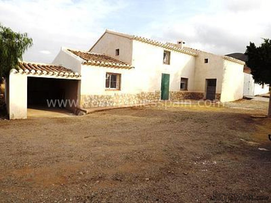 LARGE A lovely, country house with 3 bedrooms,with a..