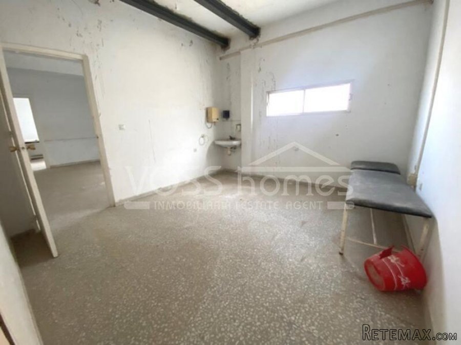 NEW LISTING TO VOSS HOMES - Commercial unit of 150m2.. - 5