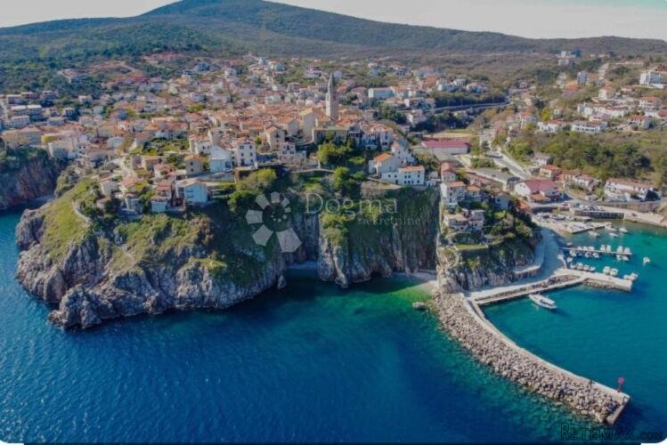 KUĆA SA OKUĆNICOM I POGLEDOM NA MORE