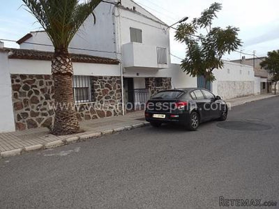 Large detached town house walking distance to amenities and..
