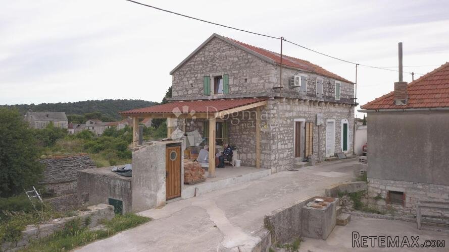 Renovirana kamena kuća u nizu s velikom terasom - Grohote,Šo - 2