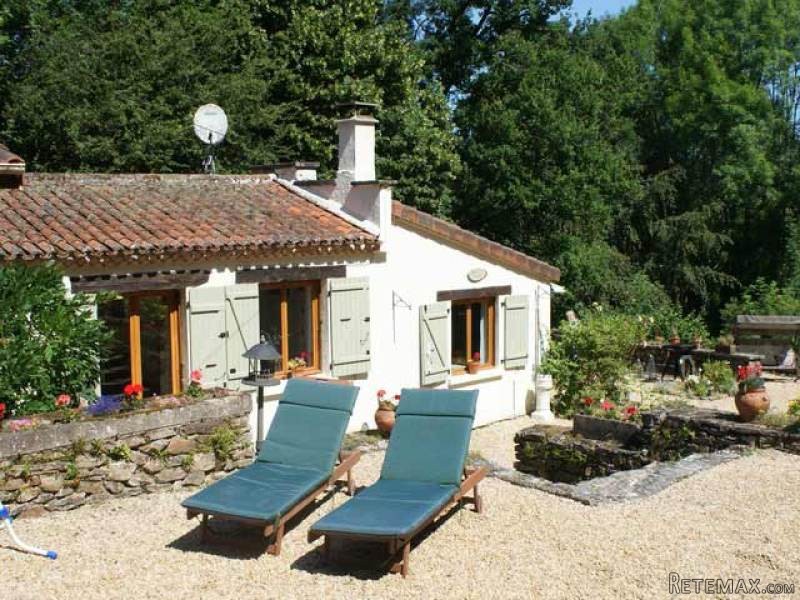Attractive 2 Bedroomed Country Property..