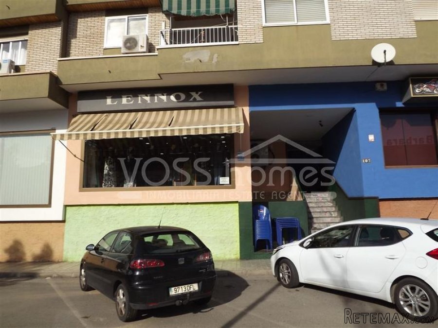 A large 185m2 ready to move in to shop / business premises..