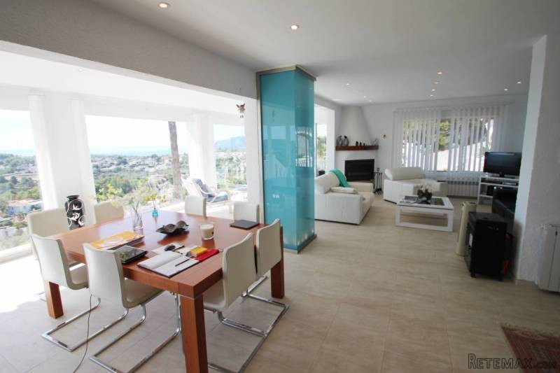 Exclusive 4 bedroom villa with sea views