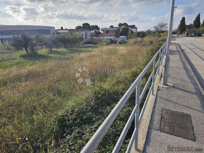Rijetko Dostupno Građevinsko Zemljište u Fažani!