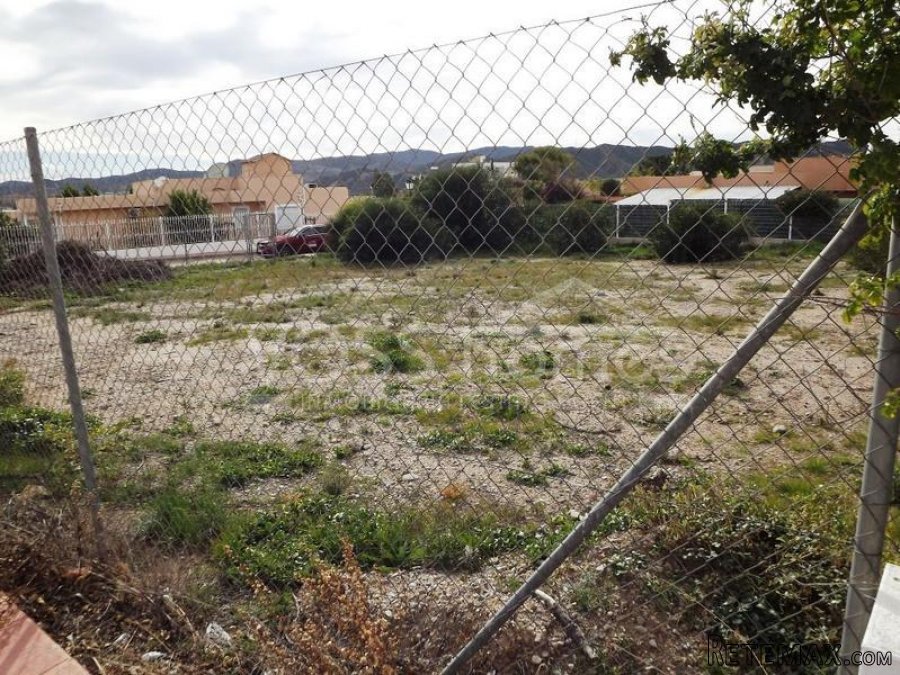 Urban building "corner" plot of approx 740m2 for sale in la..