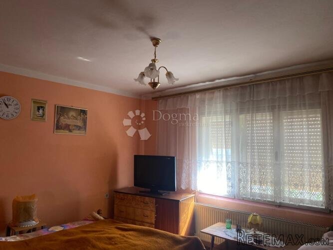 Kuća u Kaštelancu za renovaciju - prilika! - 2
