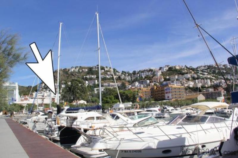 ROSES: Apartment close to the port and..
