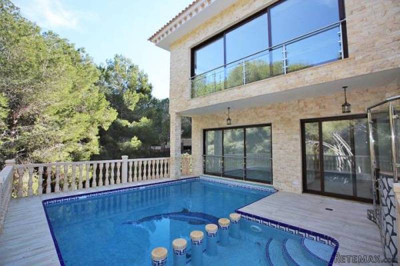 4 Bedroom 3 Bathroom Villa In Dehesa De..